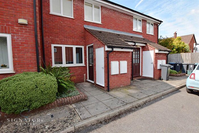 1 Bedroom Flat To Rent In Apple Cottages, Bovingdon, Hemel Hempstead, HP3