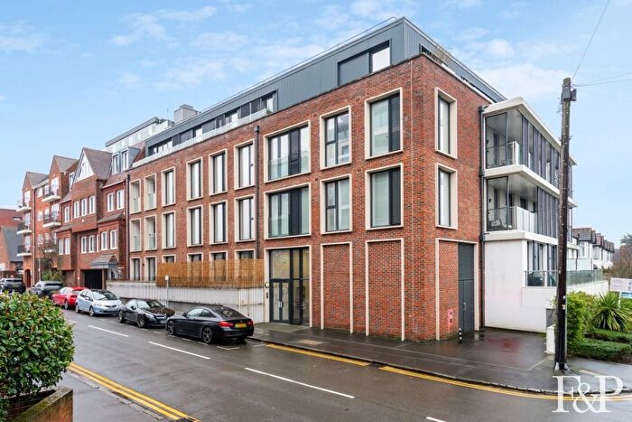 2 Bedroom Flat For Sale In Station Road, Gerrards Cross, SL9