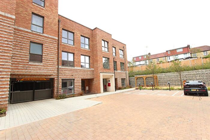 2 Bedroom Flat To Rent In Larch Way, Oakwood, N14