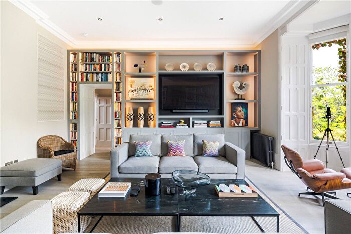 3 Bedroom Flat For Sale In Albury Park, Albury, Guildford, Surrey, GU5