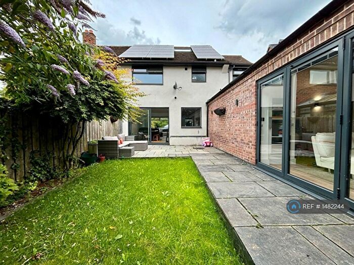 4 Bedroom Semi-Detached House To Rent In Lidgett Lane, Leeds, LS17