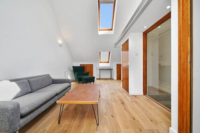 3 Bedroom House To Rent In Fairclough Street, Aldgate, London, E1