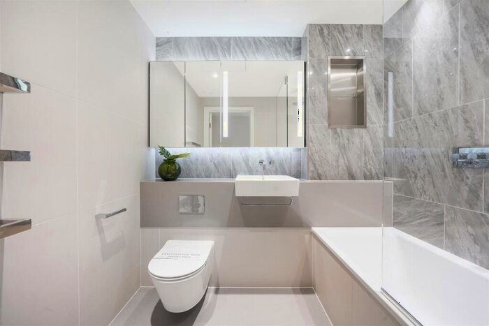 2 Bedroom Apartment To Rent In Harcourt Tower, Sqp, Marsh Wall, London, E14