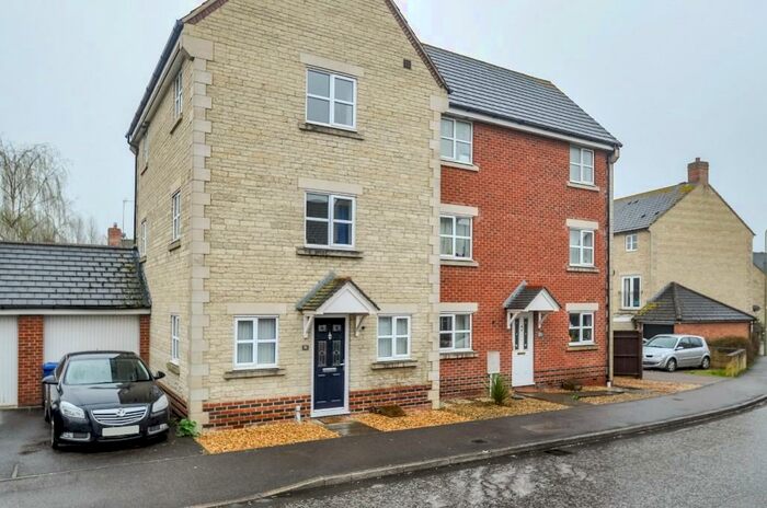 3 Bedroom Town House To Rent In Mallards Way, Bicester, Oxfordshire, OX26