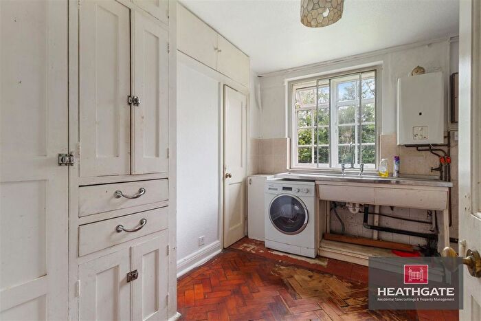 2 Bedroom Flat For Sale In Lyttelton Road, London, N2