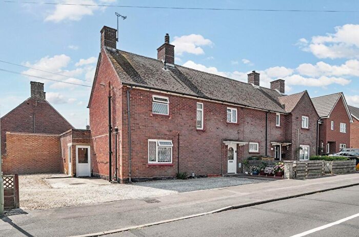 3 Bedroom Semi-Detached House For Sale In Baynard Close, Basingstoke, RG21