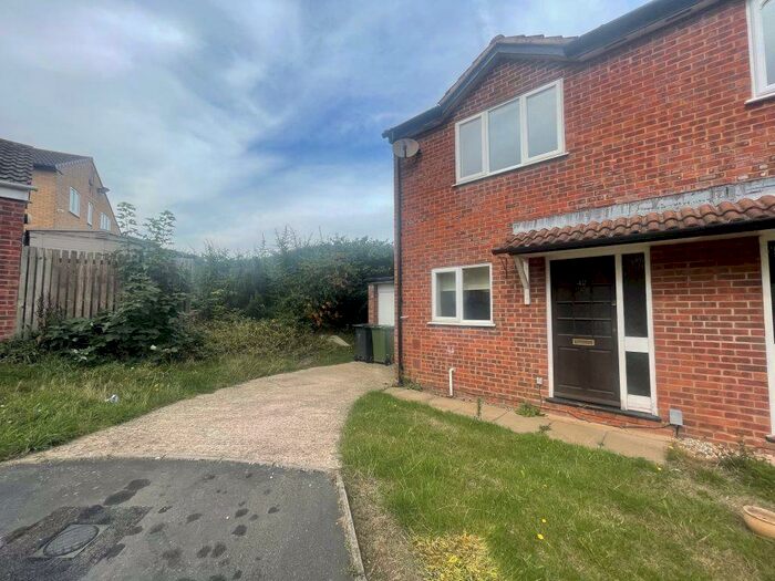 3 Bedroom Semi-Detached House To Rent In Packwood Close, CV31