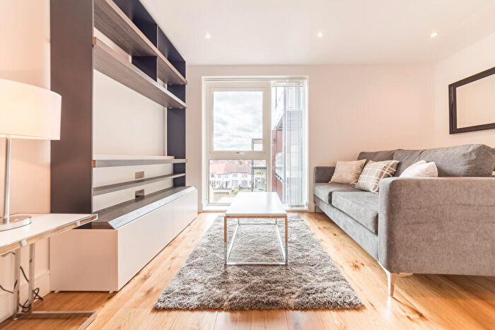 Apartment To Rent In Grove Park, London, NW9