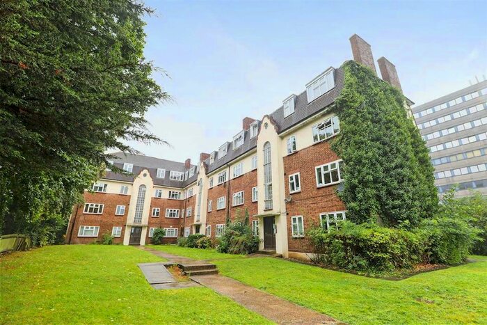 2 Bedroom Flat For Sale In Avenue Road, Penge, London, SE20