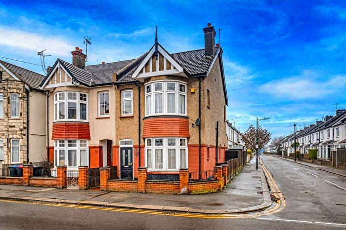4 Bedroom Semi-Detached House For Sale In Southbourne Grove, Westcliff-On-Sea, SS0