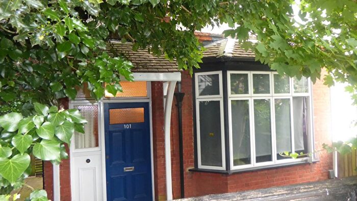 4 Bedroom Semi-Detached House To Rent In Aldenham Road, Bushey, WD23