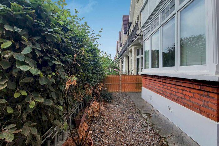 3 Bedroom Flat To Rent In Birchwood Road, Furzedown, London, SW17