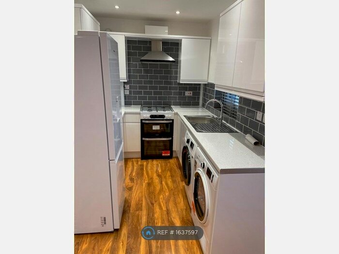 4 Bedroom Flat To Rent In Windmill Lane, Greenford, UB6