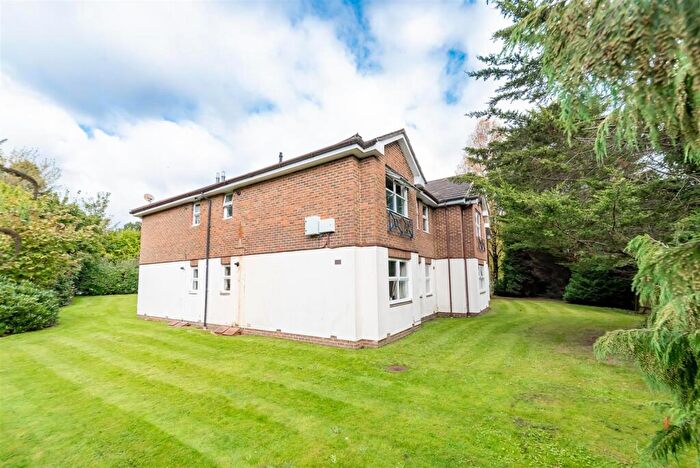 1 Bedroom Apartment For Sale In Pear Tree Court, The Maultway North, Camberley, GU15