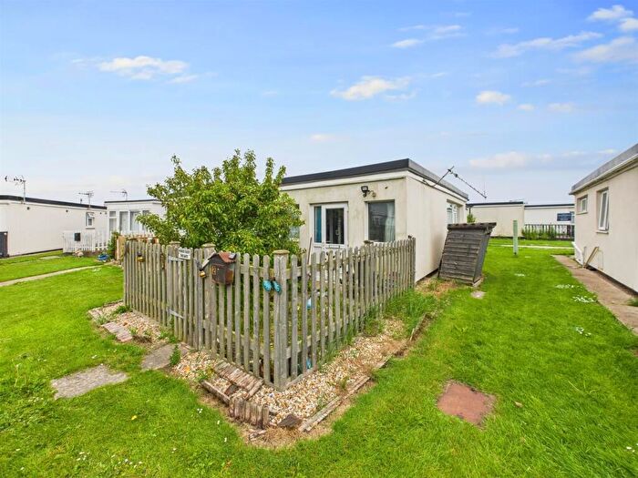 1 Bedroom Detached Bungalow For Sale In Palm Springs, Sutton-On-Sea, LN12