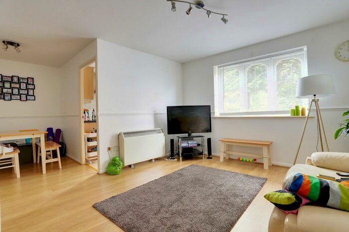 2 Bedroom Apartment To Rent In Leigh Hunt Drive, Southgate, N14