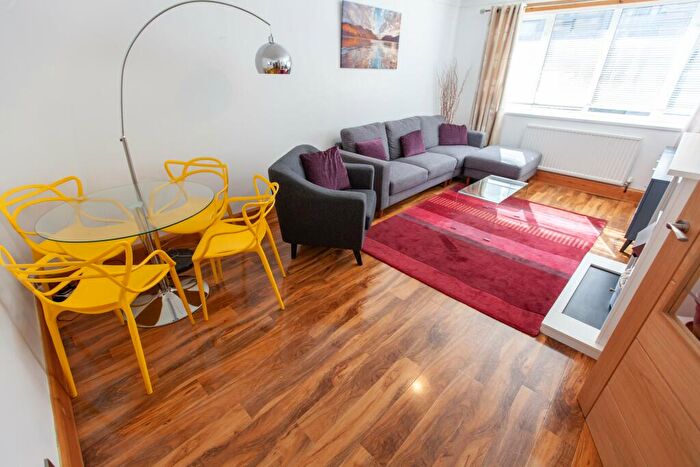 3 Bedroom Flat To Rent In Adlington Street, L3