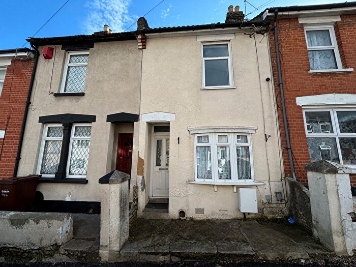 2 Bedroom Terraced House To Rent In Connaught Road, Chatham, ME4