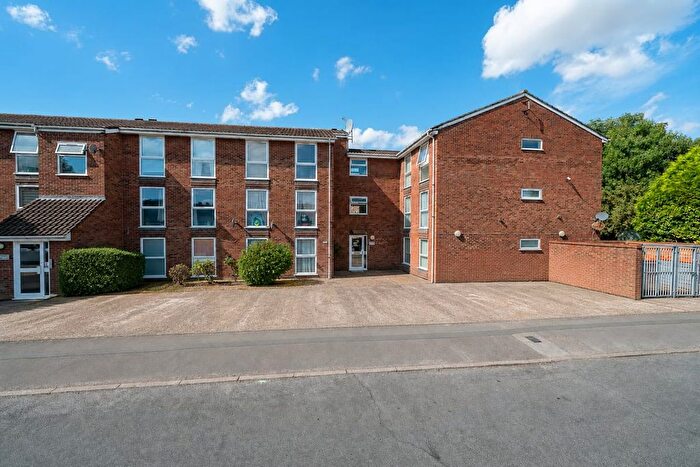 2 Bedroom Flat For Sale In Shurland Avenue, Barnet, EN4