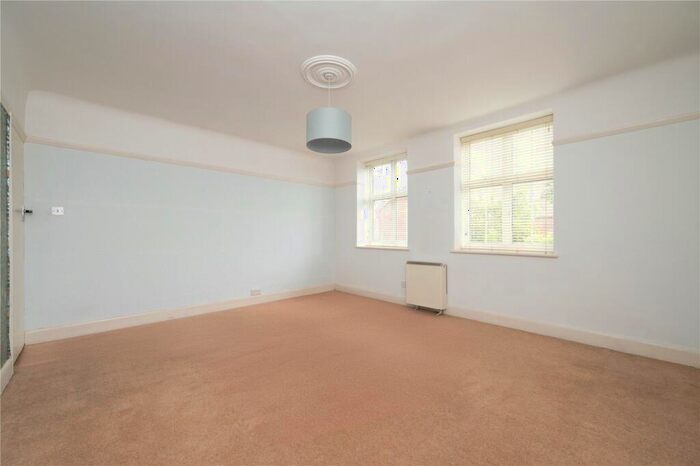 2 Bedroom Flat For Sale In Grange Street, St. Albans, Hertfordshire, AL3