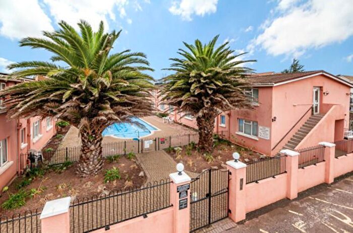1 Bedroom Flat For Sale In Esplanade Court, Paignton, TQ4