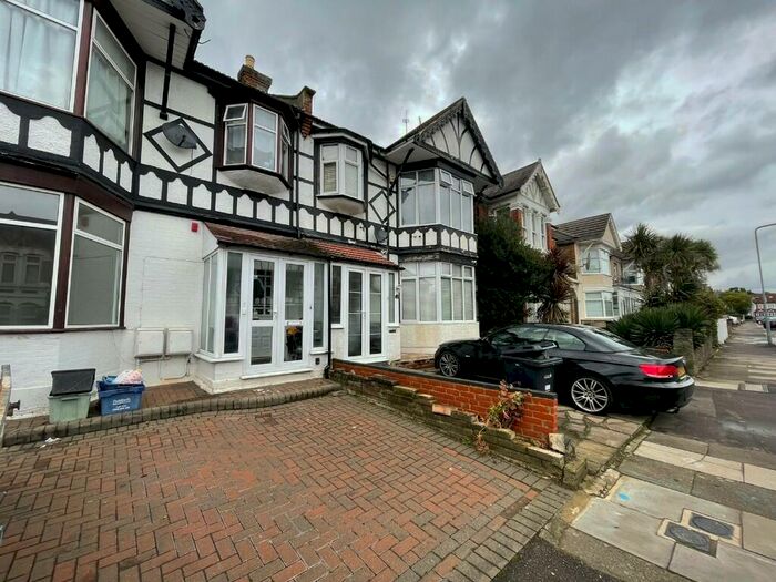 1 Bedroom Flat To Rent In Clarendon Gardens, Ilford, London, IG1