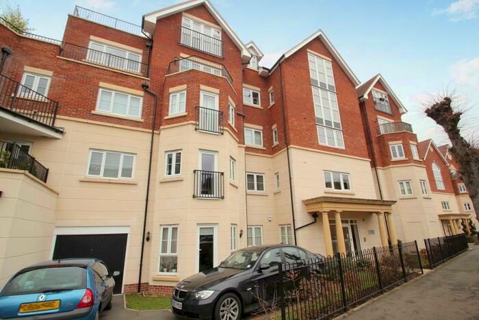 2 Bedroom Flat To Rent In West Byfleet, KT14
