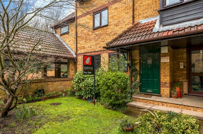 Flat To Rent In Linwood Close London, SE5