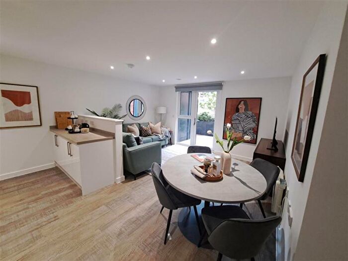 2 Bedroom Apartment To Rent In Queensway, Southampton, Hampshire, SO14