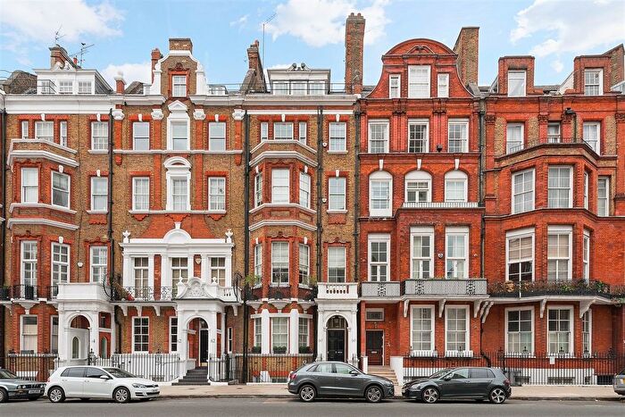 4 Bedroom Flat To Rent In Pont Street, Knightsbridge, SW1X