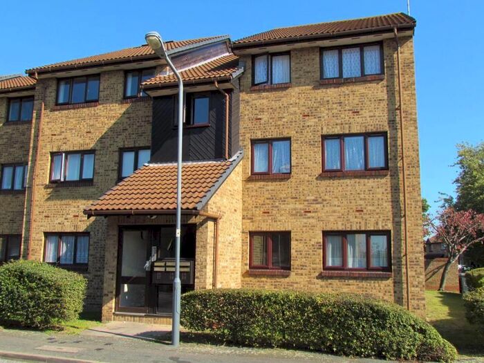 2 Bedroom Flat To Rent In Crystal Way, Dagenham, Essex, RM8