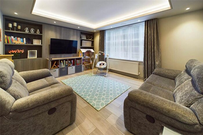 3 Bedroom Apartment For Sale In Brookland Rise, London, NW11