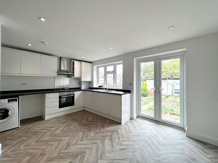 4 Bedroom House To Rent In Pemberton Gardens, Romford, RM6