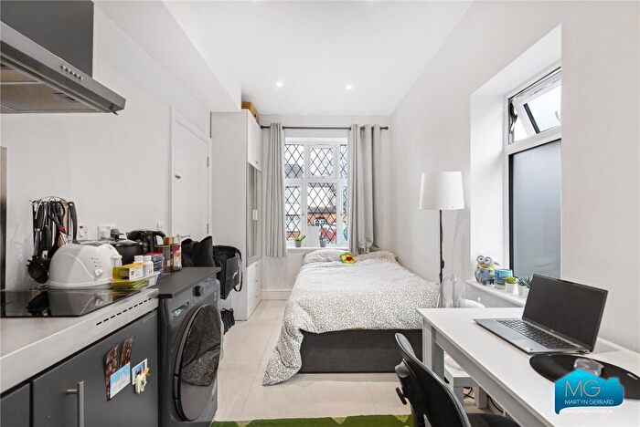 Apartment To Rent In Ventnor Drive, Whetstone, London, N20