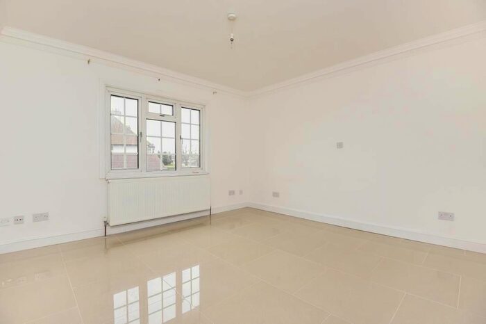 4 Bedroom Detached House To Rent In The Vale, Golders Green NW11
