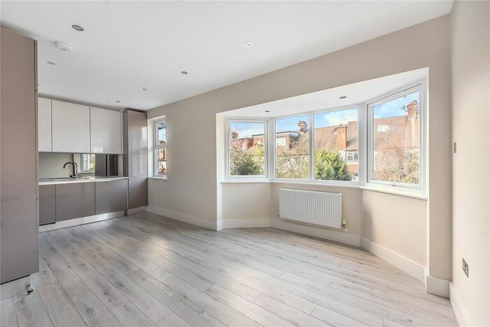 2 Bedroom Flat To Rent In Dingwall Gardens, Golders Green, London, NW11