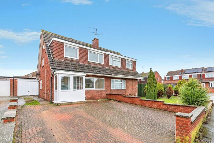 3 Bedroom Semi Detached House For Sale In Grangeway, Rushden, NN10