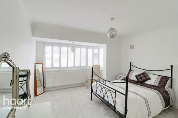 4 Bedroom Detached House For Sale In Chase Road, London, N14