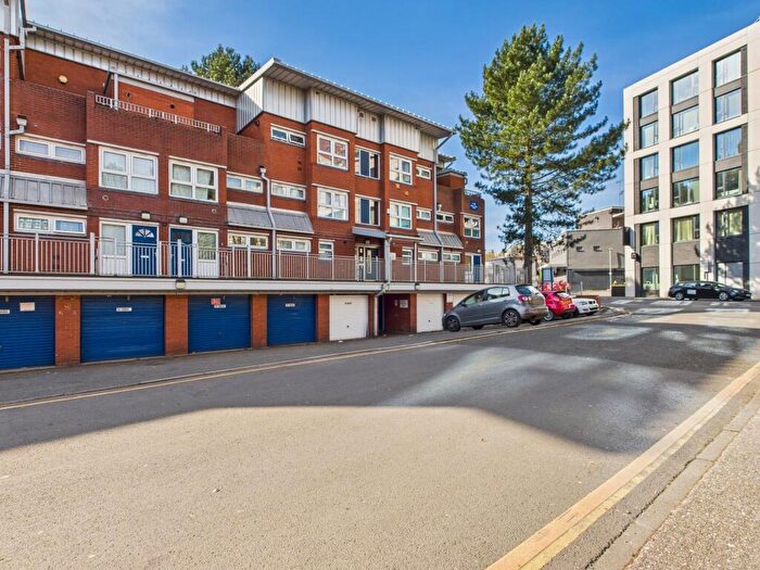 3 Bedroom Town House For Sale In Moss House Close, City Centre, Birmingham, B15