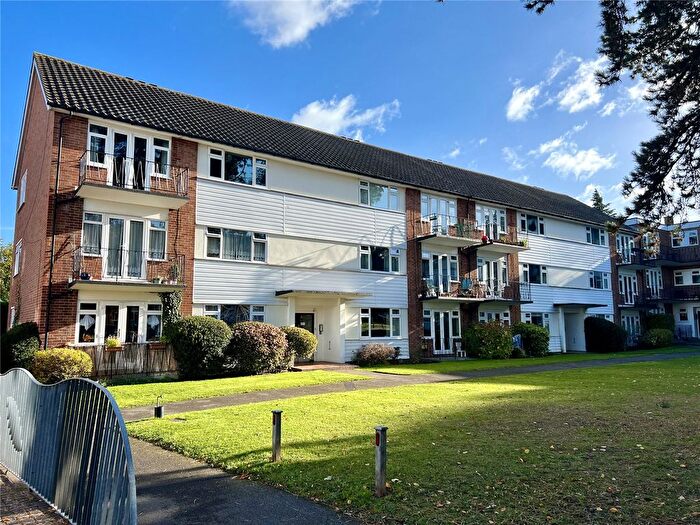 2 Bedroom Flat For Sale In Lindfield Gardens, Guildford, Surrey, GU1