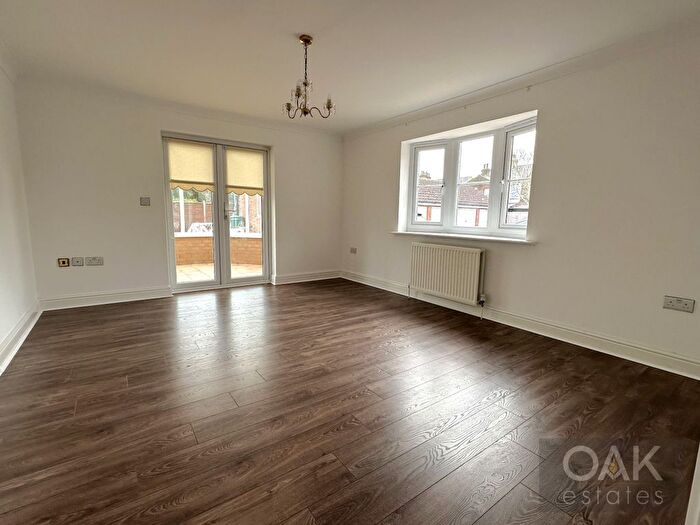 2 Bedroom Bungalow To Rent In Trinity Lane, Cheshunt, Waltham Cross, EN8