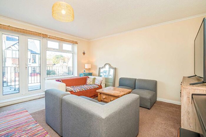 3 Bedroom Flat For Sale In Avenue Parade, Sunbury-On-Thames, TW16