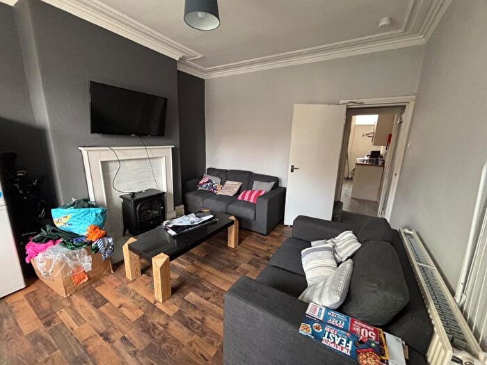 4 Bedroom House To Rent In Queen's Road, Leeds, LS6
