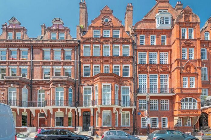 2 Bedroom Flat To Rent In Cadogan Square, Sloane Square, London, SW1X