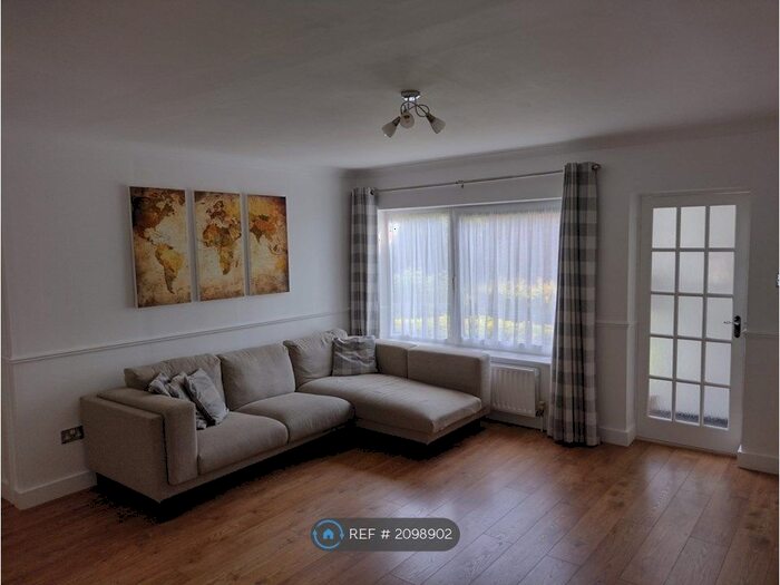 2 Bedroom Flat To Rent In Keensacre, Iver, SL0