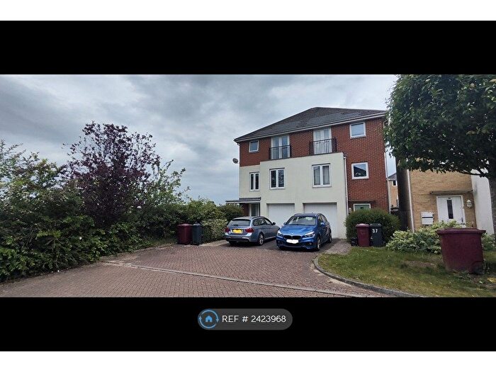4 Bedroom Semi-Detached House To Rent In Regis Park Road, Reading, RG6