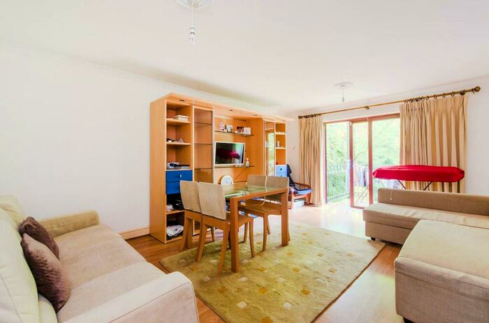 2 Bedroom Flat To Rent In Roxborough Park, Harrow On The Hill, Harrow, HA1