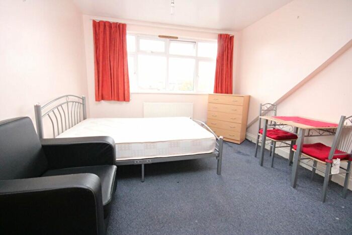 Flat To Rent In Lyndhurst Road, Wood Green, N22