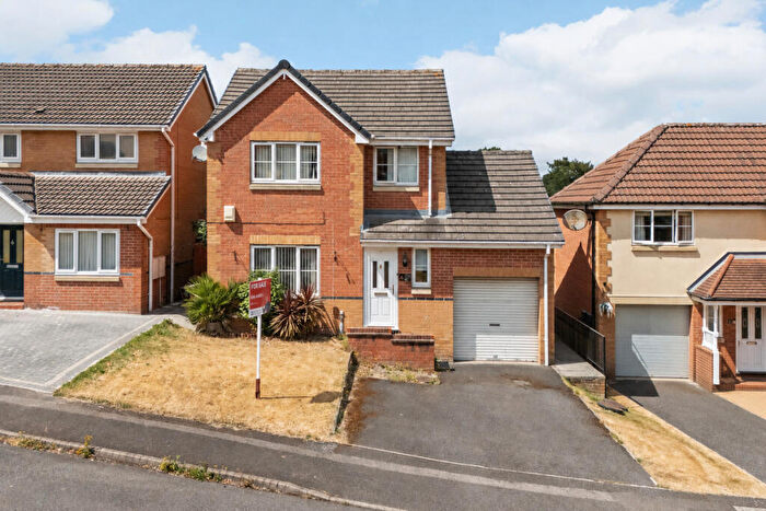 3 Bedroom Detached House For Sale In Longley Farm View, Sheffield, S5