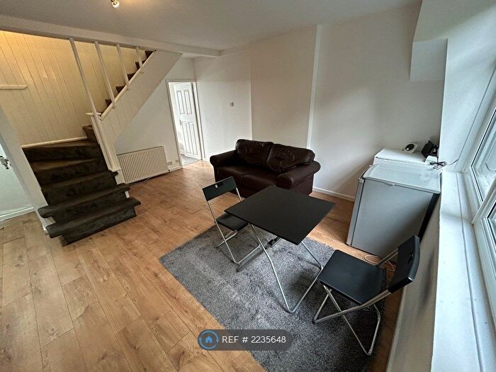 2 Bedroom Flat To Rent In Burley Road, Leeds, LS4